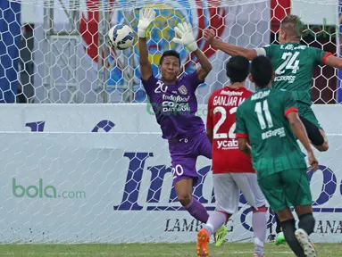 Aksi Ngurah Komang Arya kiper Bali United saat timnya melawan PSS Sleman pada turnamen sepak bola Bali Island 2016 di Stadion Gelora Samudra, Kuta Bali, Selasa (23/2/2016).  (Bola.com/Peksi Cahyo)