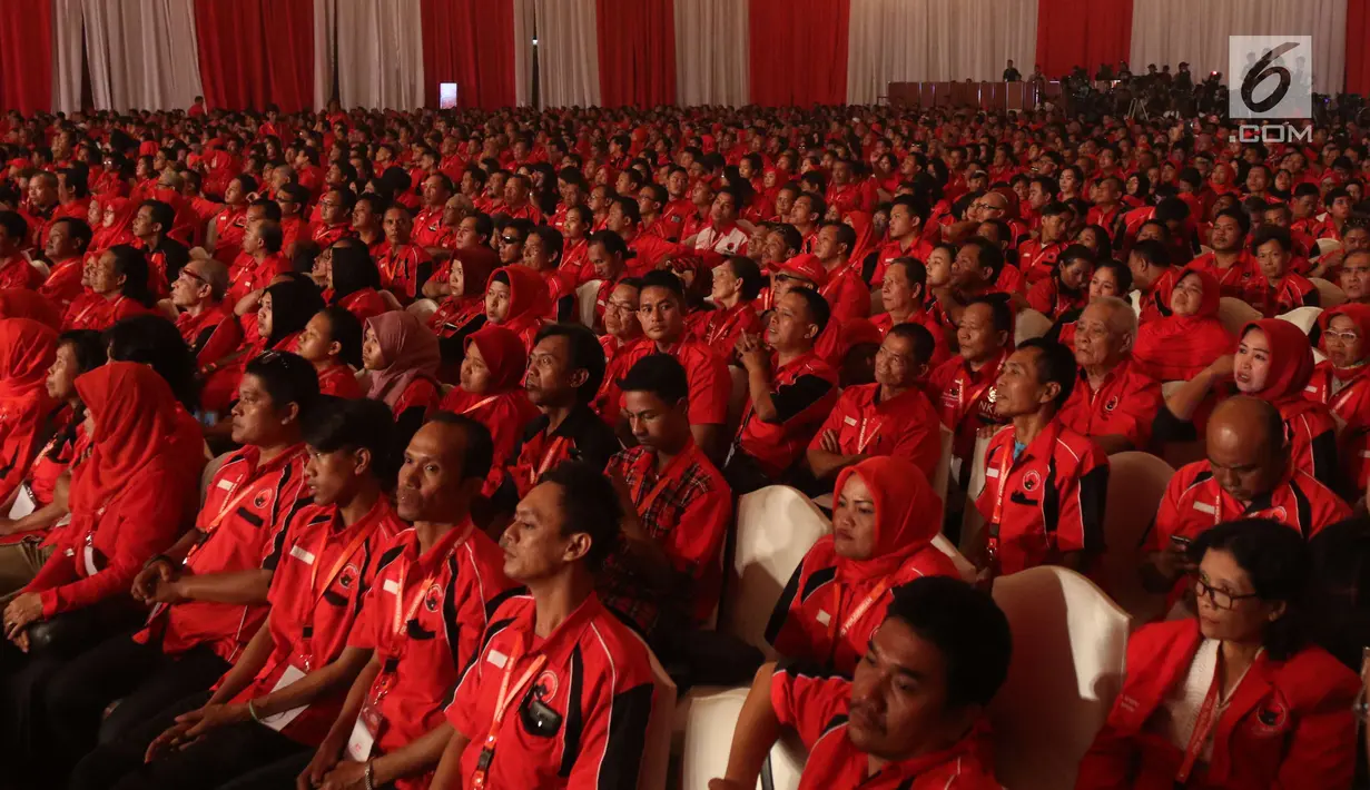 Kader PDI Perjuangan mendengarkan pidato politik Ketua Umum PDIP Megawati Soekarnoputri dalam HUT ke-45 PDIP di JCC Senayan, Jakarta, Rabu (10/1). Acara HUT ke-45 PDI Perjuangan ini juga dihadiri sejumlah menteri Kabinet Kerja. (Liputan6.com/Angga Yuniar)