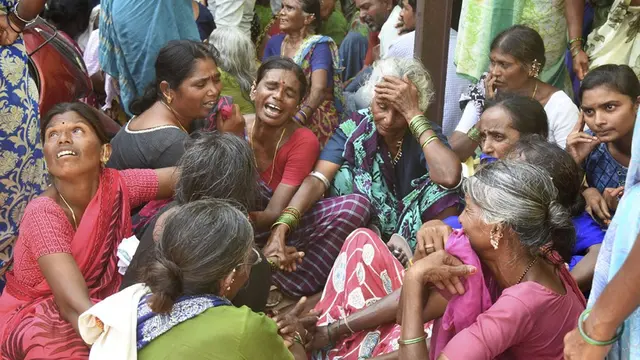 Kerabat korban kecelakaan bus meratap di dekat rumah sakit di distrik Jagtiyal, Telangana, India