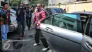 Daeng Azis keluar dari mobil mewahnya saat mendatangi Komnas HAM, Jakarta, Senin (15/2). Daeng ke Komnas HAM bermaksud mengadukan rencana relokasi red light district Kalijodo oleh Gubernur DKI Basuki Tjahaja Purnama (Ahok). (Liputan6.com/Faizal Fanani)