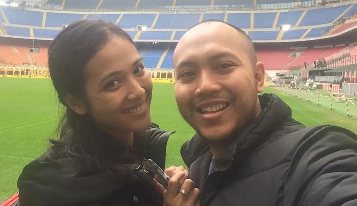 Bagikan momen penuh kenangan bareng istri, Reza dan Dhianty disebut punya paras yang mirip. Pria yang pernah memenangkan piala SCTV Awards 2011 kategori Aktor Pendamping Paling Ngetop ini pun selalu penuh kebahagiaan saat sang istri berada disampingnya. (Liputan6.com/IG/@rezaditya17)
