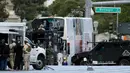 Tim SWAT mengepung bus tingkat yang dijadikan persembunyian pelaku penembakan di Las Vegas Boulevard, Las Vegas, Sabtu (25/3). Seorang pria tiba-tiba melepaskan tembakan di atas bus tingkat itu yang menewaskan satu orang (L.E. Baskow/Las Vegas Sun via AP)