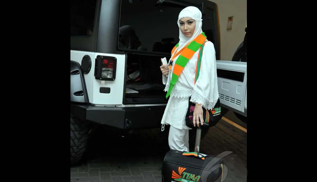 Baby Margaretha mengaku bahwa ia pergi umroh untuk menenangkan diri. Banyak sekali cobaan, salah satunya, pertikaian akibat cemburu buta dengan Amel Alvi, Jakarta, Kamis (5/6/2014) (Liputan6.com/Panji Diksana)