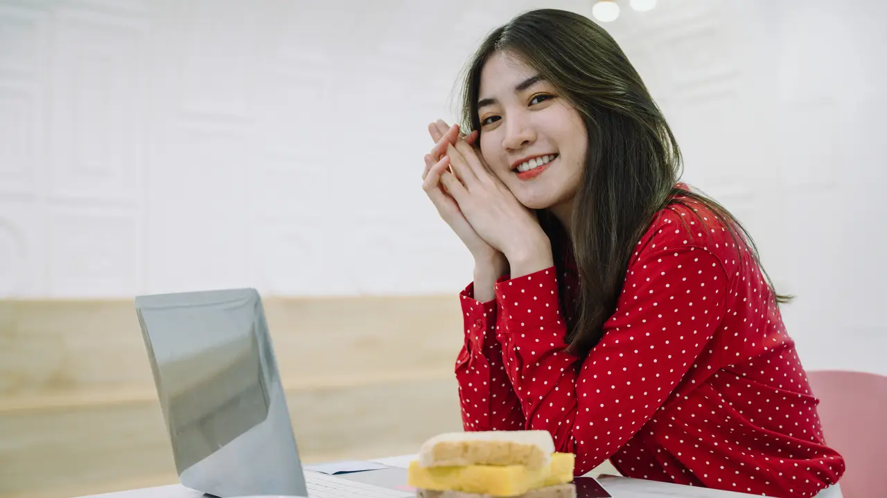 wanita juli tatapan mata
