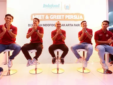 Lima pemain Persija Jakarta, Hanif Sjahbandi, Aji Kusuma, Riko Simanjuntak, Ilham Rio Fahmi, dan Muhammad Ferarri (kiri ke kanan) hadir dalam acara meet and greet bertajuk Rumah Indofood di Jakarta International Expo (JIExpo) Kemayoran, Jakarta Pusat, pada Kamis (22/6/2023). (Bola.com/M Iqbal Ichsan)