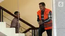 Terpidana mantan anggota DPR F-Golkar Bowo Sidik Pangarso bersiap menjalani pemeriksaan saat tiba di Gedung KPK, Jakarta, Senin (21/10/2019). Bowo diperiksa sebagai pengembangan terkait aliran suap distribusi pupuk Indonesia. (merdeka.com/Dwi Narwoko)