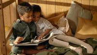 Ilustrasi anak-anak membaca buku, dongeng. (Foto oleh cottonbro studio: https://www.pexels.com/id-id/foto/cinta-gadis-tempat-tidur-kamar-tidur-6157226/)