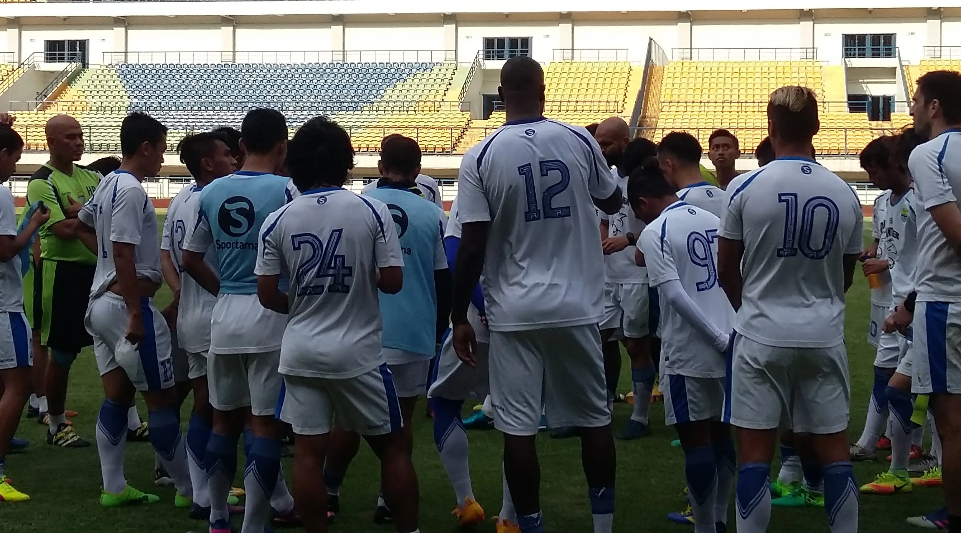 Skuat Persib Bandung saat menjalani official training di Stadion GBLA, Bandung, Kamis (18/5/2017) menjelang laga kontra Borneo FC. (Bola.com/Erwin Snaz)