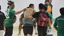 Bahkan Irfan Jaya sampai harus digendong ofisial Bali United untuk kembali ke kamar ganti. Ini merupakan langkah antisipasi agar cederanya tak semakin fatal. (Bola.com/Wahyu Pratama)