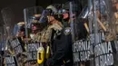 Sebelumnya, kehadiran Garda Nasional terjadi setelah dua hari aksi protes yang dimulai pada Jumat (6/6/2025) di pusat Los Angeles, menyusul penangkapan lebih dari 40 orang oleh otoritas imigrasi federal di berbagai lokasi di kota tersebut. (Apu GOMES/AFP)