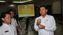 Yuddy Chrisnandi (kanan) saat bersiap-siap konferensi pers terkait 100 kinerja Kementerian PANRB, Jakarta, Selasa (27/1/2015). (Liputan6.com/Miftahul Hayat)