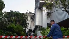 Plafon atau kanopi gedung blok G Balai Kota Jakarta roboh, (28/8/2014). (Liputan6.com/Johan Tallo)