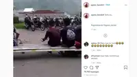 Usai berteriak "Tarik Sis" ke segerombolan pemuda di pinggir jalan, mereka langsung nyusruk dari motor yang tengah dikendarai.