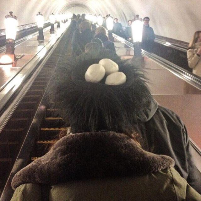 7 Gaya Fashion Pakai Aksesoris Nyeleneh Ini Bikin Geleng Kepala