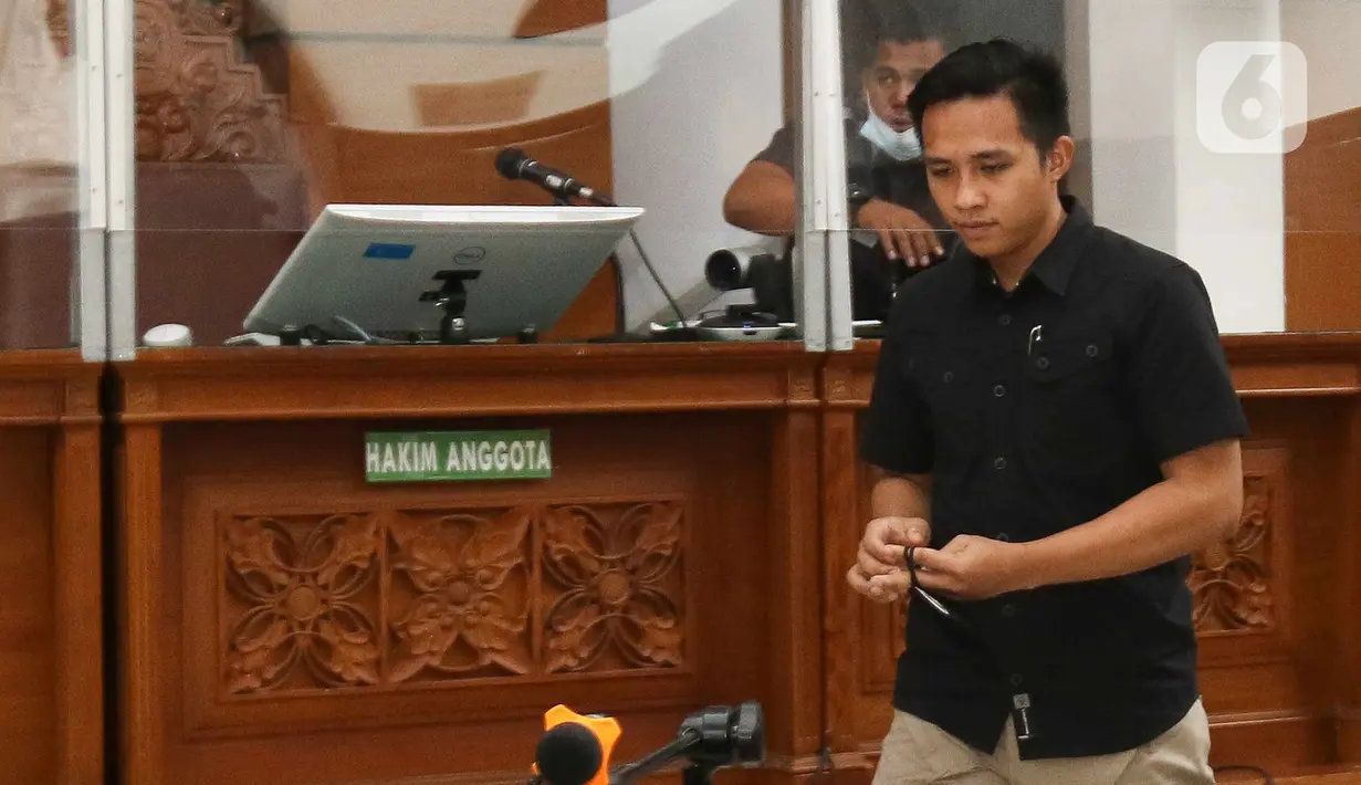 Terdakwa kasus pembunuhan Brigadir Yoshua, Richard Eliezer Pudihang Lumiu bersiap menjalani sidang lanjutan di PN Jakarta Selatan, Jakarta, Selasa (25/10/2022). Sidang itu beragenda mendengarkan keterangan saksi diantaranya saksi pelapor Kamaruddin Simanjuntak, kedua orang tua korban Samuel Hutabarat dan Rosti Simanjuntak serta pacar korban Vera Simanjuntak. (Liputan6.com/Faizal Fanani)