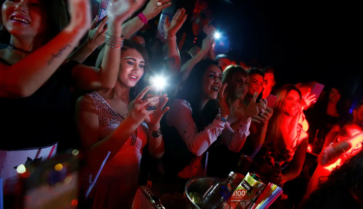 Antusias penonton acara Angel of Turkey, Kamis (26/5/2016). Angel of Turkey adalah kontes kecantikan yang dikhususkan untuk transgender/transeksual di Turki. (Reuters/ Murad Sezer)