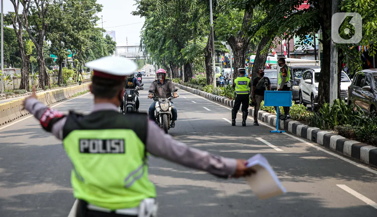 Polisi Lalu lintas memberhentikan pengendara sepeda motor saat Operasi Patuh Jaya 2020 di Jalan Letjen Suprapto, Jakarta, Kamis (23/7/2020). Ditlantas Polda Metro Jaya menggelar Operasi Patuh Jaya 2020 hingga 5 Agustus untuk menertibkan masyarakat dalam berlalu lintas. (Liputan6.com/Faizal Fanani)