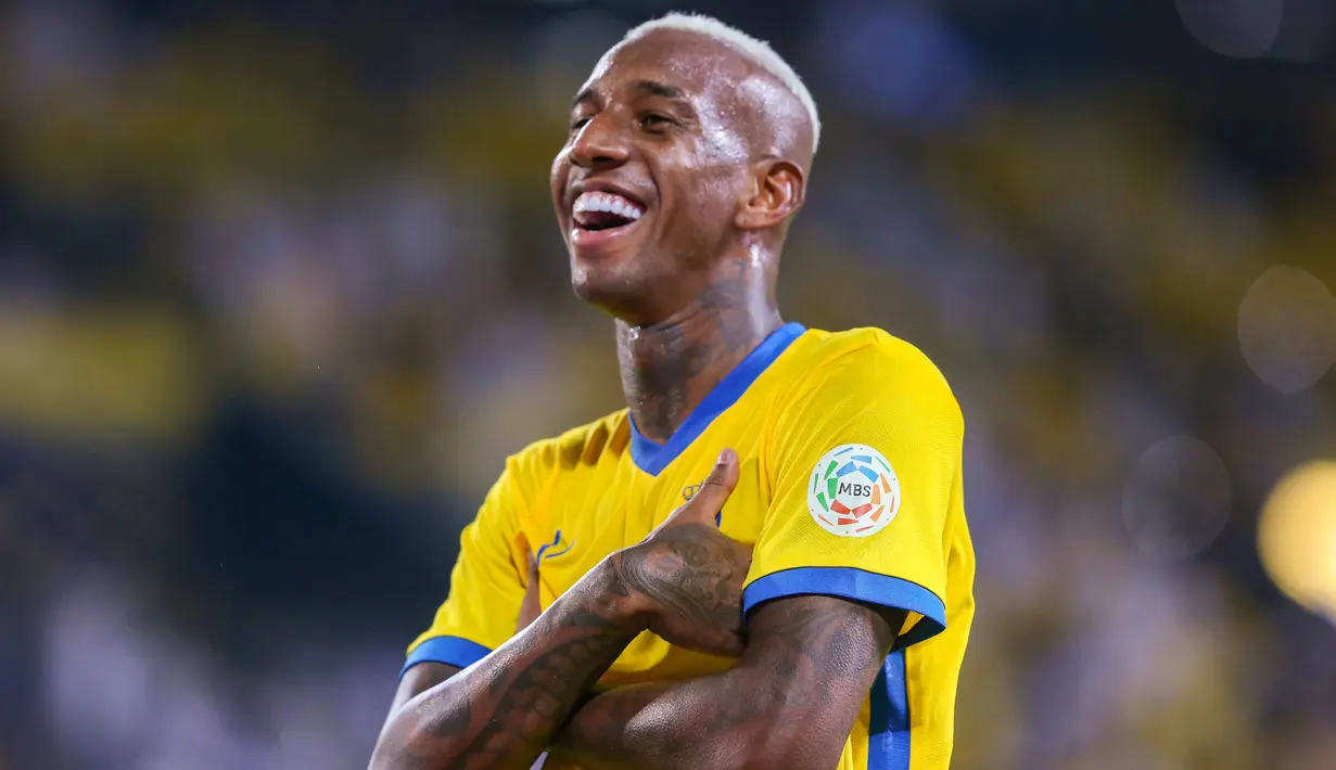 Talisca. Gelandang serang Brasil berusia 28 tahun ini kini tengah menjalani musim keduanya bersama Al-Nassr FC sejak bergabung pada awal musim 2021/2022 setelah meninggalkan Guangzhou FC dengan nilai transfer 8 juta euro dan terikat kontrak hingga Juni 2024. Bersama Al-Nassr FC musim ini ia telah tampil dalam 8 laga di Saudi Pro League dengan torehan 9 gol. (Al-NassrFC)