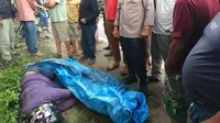 Jasad pria berhelm ditemukan warga di pinggir jalan Pekanbaru yang diduga korban begal. (Liputan6.com/M Syukur)