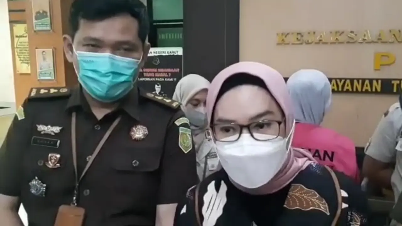 Kejari Garut Neva Sari Susanti, memberikan penjelasan kepada wartawan dalam rilis kasus di Kantornya, Kamis (8/12/2022). (Liputan6.com/Jayadi Supriadin)