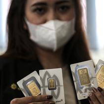 Pramuniaga menunjukkan emas batangan PT Aneka Tambang (Antam) Tbk di sebuah gerai emas, Jakarta, Senin (18/1/2021). Pada hari ini, harga emas Antam turun menjadi Rp 944 ribu per gram. (Liputan6.com/Johan Tallo)