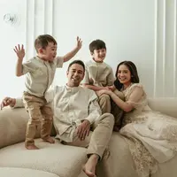 Adu Gaya Baju Lebaran Keluarga Nagita Slavina dan Nikita Willy. [@hakimsatriyo]