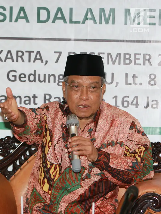 Ketum PBNU KH Said Aqil Siradj memberi paparan dalam seminar bertema 'Peran Umat Islam Dalam Membangun Peradaban Dunia' di Jakarta, Jumat (7/12). Seminar membahas peran umat Islam dalam membangun peradaban dunia. (Liputan6.com/Herman Zakharia)