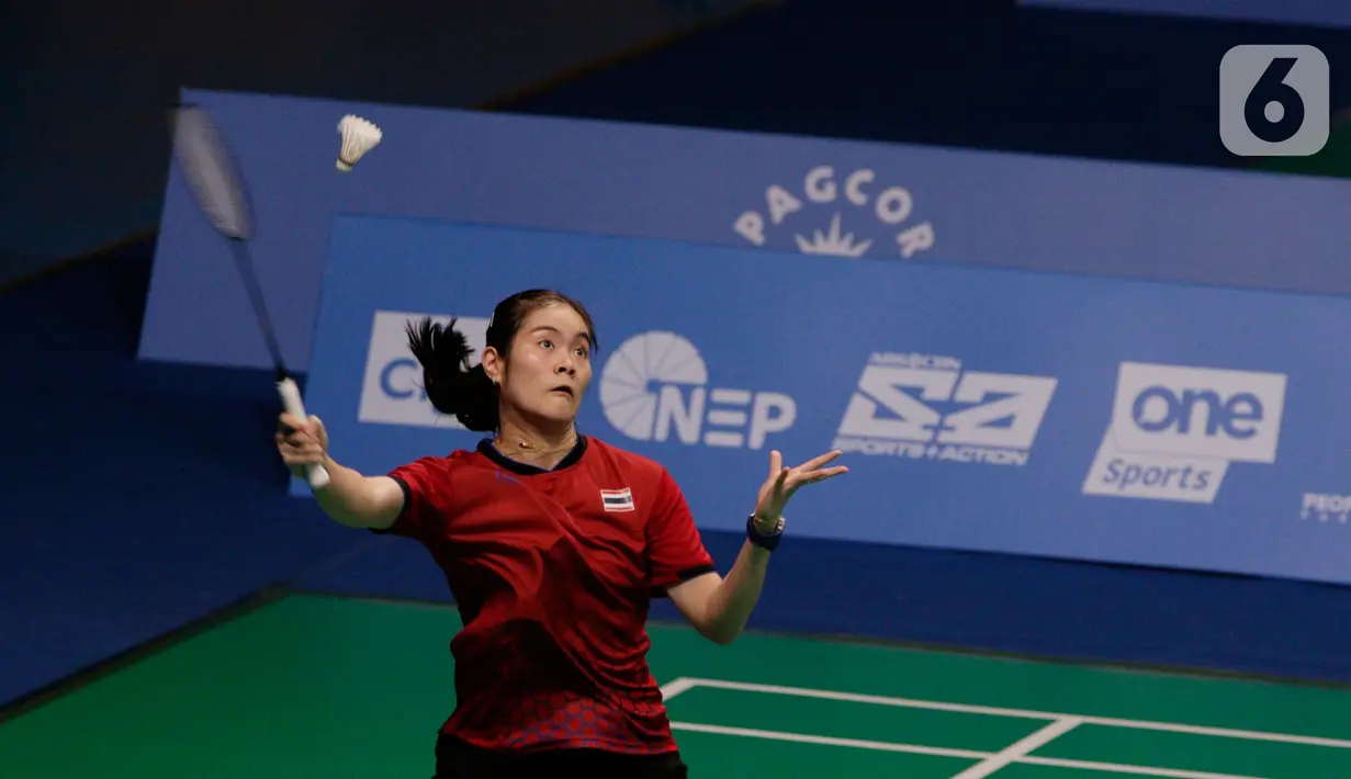 Pebulutangkis Thailand, Busanan Ongbumrungpan, berusaha mengembalikan kok saat melawan Fitriani dari Indonesia pada final bulutangkis beregu putri SEA Games 2019 di Muntinlupa Sports Complex, Manila, Selasa (3/12). Fitriani kalah 8-21 dan 10-21. (Bola.com/M Iqbal Ichsan)
