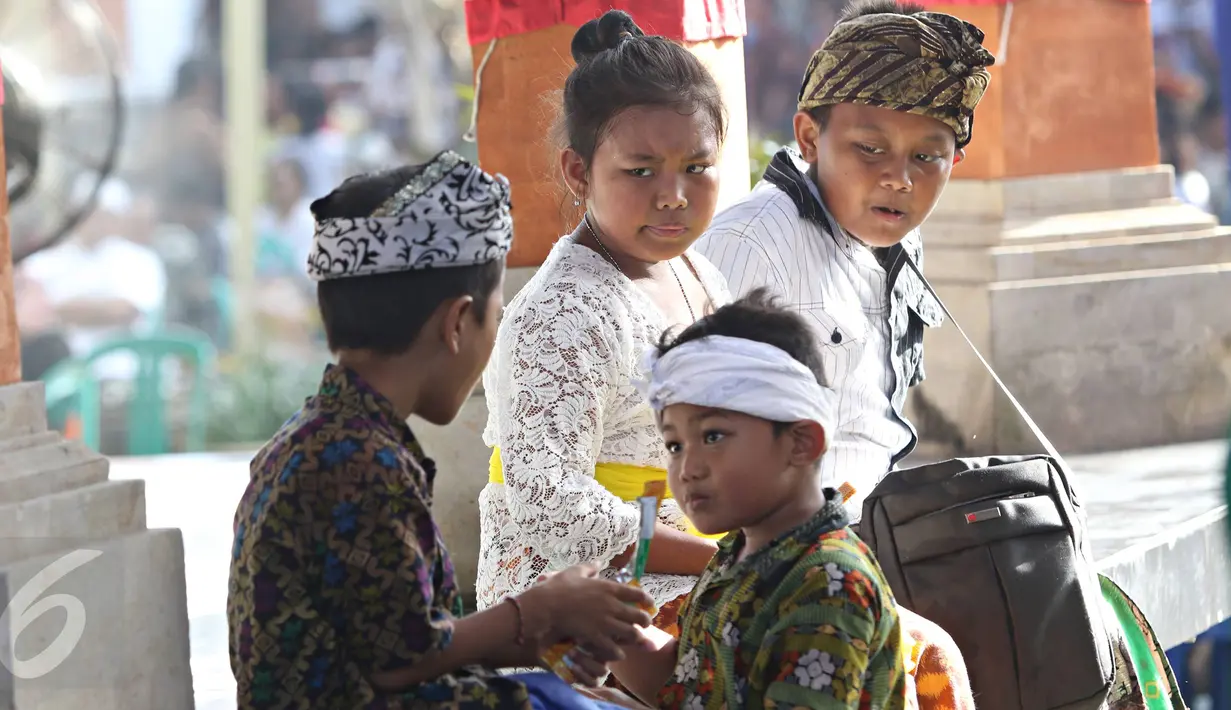 Anak-anak juga ikut dalam acara Dharmasanti Provinsi DKI Jakarta di Pura Dalem Purnajati Tanjung Puri, Jakarta, (26/3). (Liputan6.com/Immanuel Antonius)
