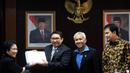 Wakil Ketua DPR RI Fadli Zon menerima berkas dari Rachmawati Soekarno Putri bersama Wakil Ketua DPR RI Agus Hermanto dan Anggota DPR RI Aziz Syamsuddin dari Fraksi Partai Golkar, Jakarta, (9/10/14). (Liputan6.com/Andrian M Tunay)  