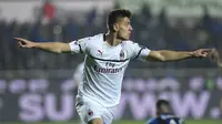 Striker AC Milan, Krzysztof Piatek, merayakan gol yang dicetaknya ke gawang Atalanta pada laga Serie A di Stadion Atleti Azzurri d'Italia di Bergamo, Sabtu (16/2). Atalanta kalah 1-3 dari Milan. (AFP/Miguel Medina)