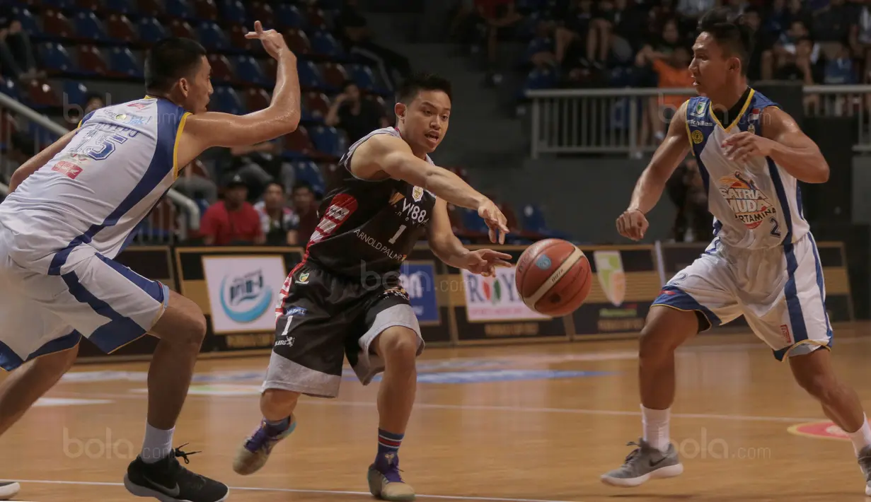Pebasket Aspac Jakarta, Prastawa Adhyaksa  (tengah) memberikan umpan kepada rekannya melewati adangan pemain Satria Muda pada laga Perbasi Cup 2017 di Sports Mall, Kelapa Gading, Jakarta, (09/11/2017). Satria Muda menang 86-79. (Bola.com/Nick Hanoatubun)