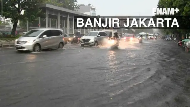 Hujan yang mengguyur Jakarta Minggu sore (26/6/2016)  membuat jalan Salemba Raya menuju arah Senen tergenang banjir. banjir setinggi 30 Cm membuat banyak kendaraan mogok