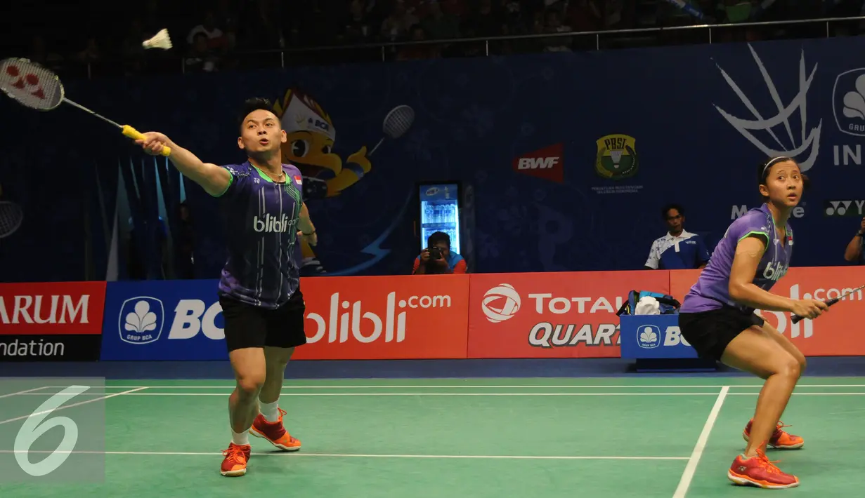 Ganda campuran Indonesia, Riky Widianto dan Richi Puspita Dili mengembalikan bola ke arah Lee Chun Hei/Chau Hoi Wah (Hongkong) di BCA Indonesia Open, Jakarta, Selasa (31/5). Riky/Richi unggul 21-13, 14-21, 21-18. (Liputan6.com/Helmi Fithriansyah)