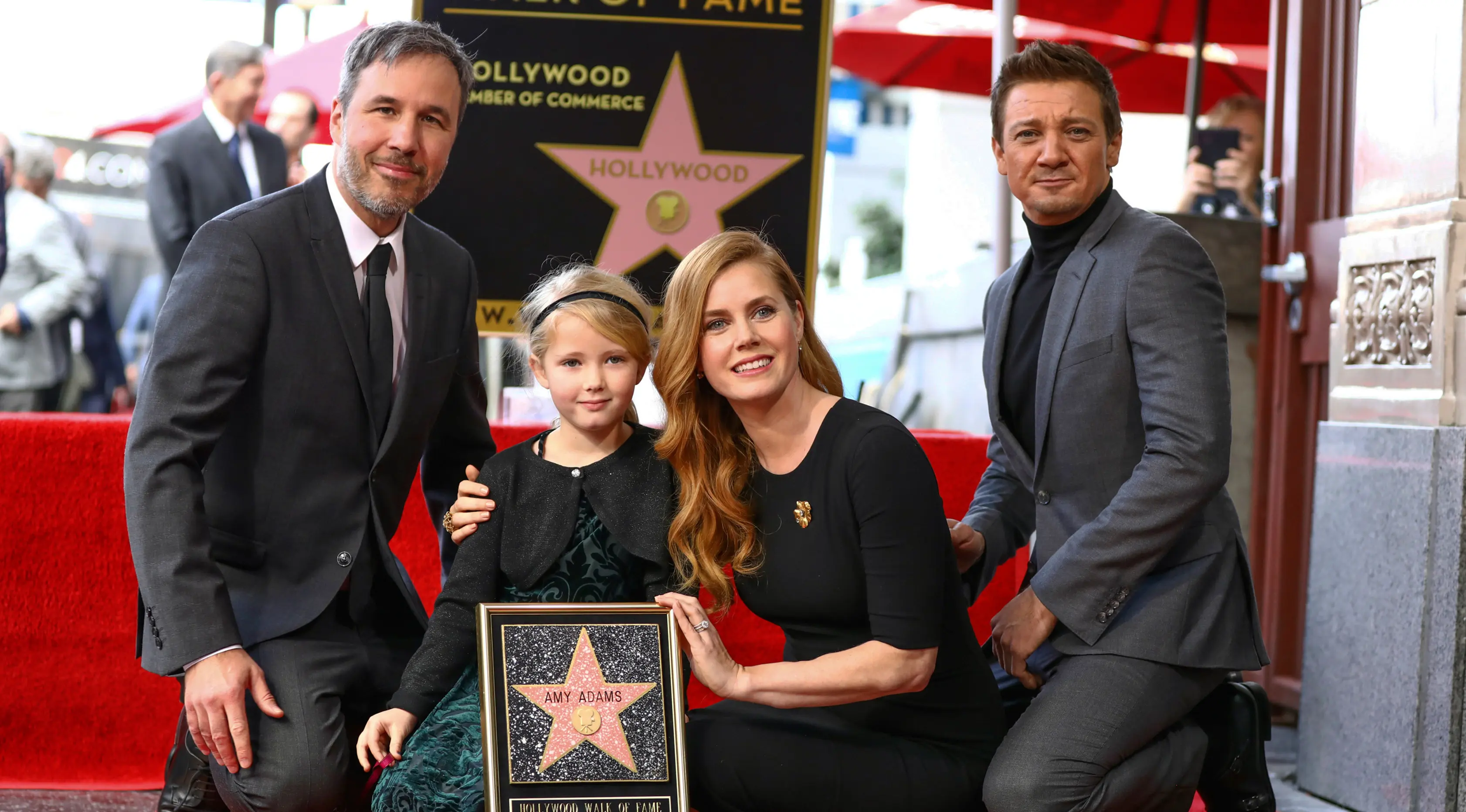 Amy Adams bersama keluarga dan rekannya dalam film Arrival, Jeremy Renner berpose dengan plakat penghargaan dari Hollywood Walk of Fame di Los Angeles, AS, Kamis (12/1). (AP Photo/ Rich Fury)