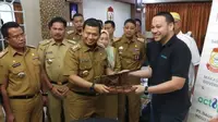 Walikota Makassar Iqbal Samad Suhaeb bersama Direktur Utama PT. Daur Ulang Industri Terpadu Andi Moehammad Ichsan. Dok: Istimewa
