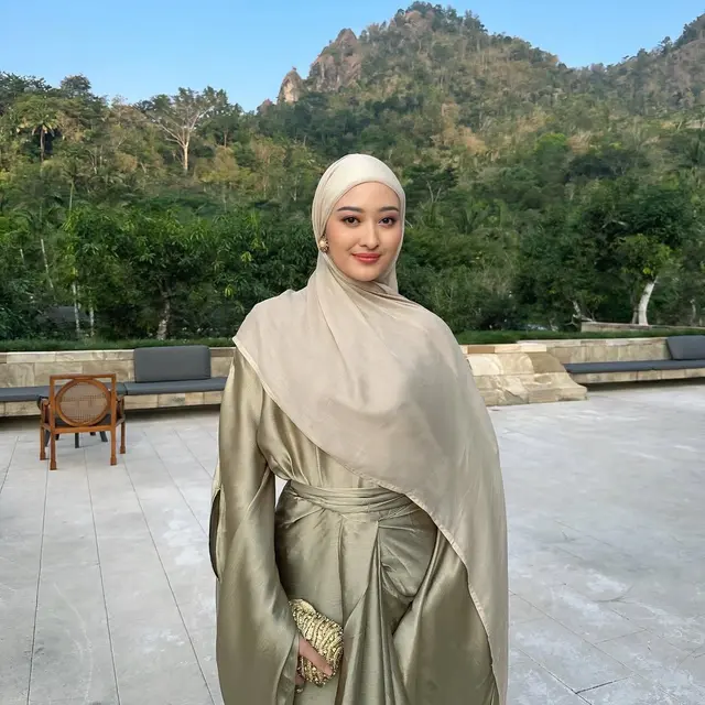 6 Potret Terbaru Puteri Modiyanti Putuskan Berhijab, Mantapkan Hati Sepulang Umroh