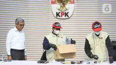 Ketua Komisi Pemberantasan Korupsi (KPK), Setyo Budiyanto (kiri) menyaksikan petugas yang akan memperlihatkan barang bukti Operasi Tangkap Tangan (OTT) di Kantor Imigrasi Jakarta Barat, Gedung Merah Putih KPK, Jakarta, Kamis (4/6/2026). (Liputan6.com/Helmi Fithriansyah)