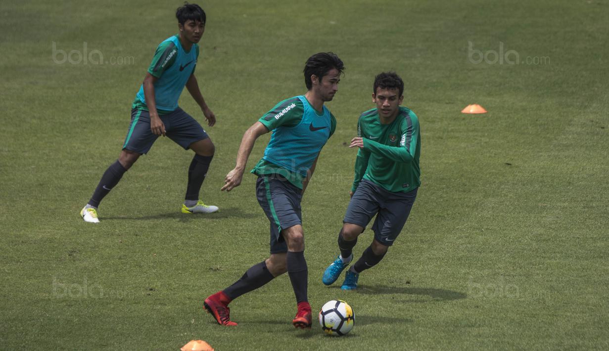 Pemain Timnas indonesia, Gavin Kwan Adsit, berusaha melewati Egy Maulana, saat latihan di Lapangan ABC Senayan, Jakarta, Senin (15/1/2018). Pemusatan latihan ini dilakukan jelang Asian Games 2018. (Bola.com/Vitalis Yogi Trisna)