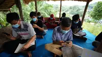 XL Axiata mendukung pembelajaran jarak jauh dengan memberikan router yang bisa dipakai oleh 32 perangkat di sebuah desa di Sumatera Utara (Foto: XL Axiata)