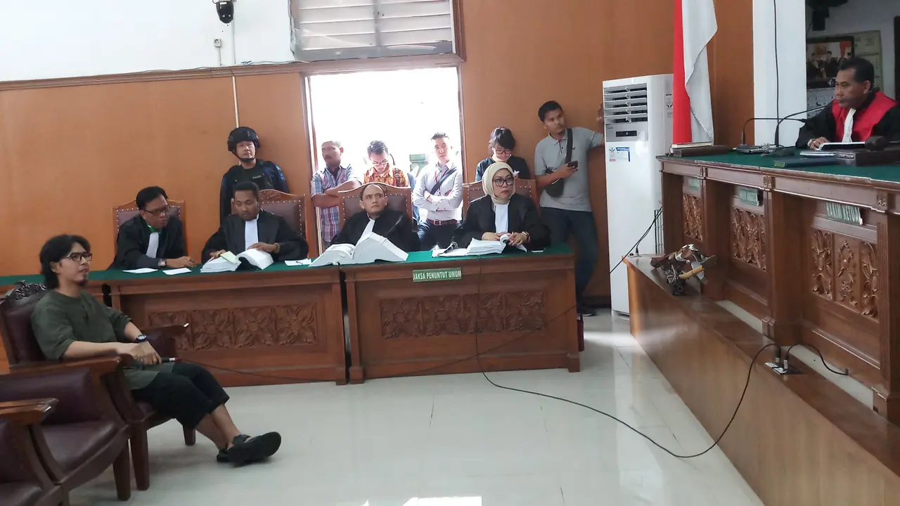 Saksi Adi Jihadi dihadirkan dalam sidang terdakwa Bom Thamrin