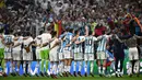 <p>Pemain Argentina merayakan kemenangan di depan pendukungnya setelah berhasil mengalahkan Kroasia dengan skor 3-0 saat laga semifinal Piala Dunia 2022 yang berlangsung di Lusail Stadium, Qatar, Selasa (13/12/2022) waktu setempat. (AFP/Anne-Christine Poujoulat)</p>