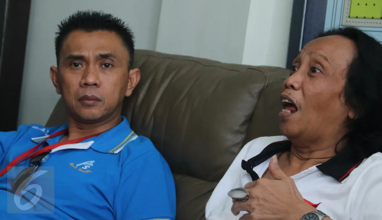 Mandra saat berbicara dengan rekan - rekannya Paski di rutan Cipinang, Jakarta, Kamis (24/12). Mandra dinyatakan bersalah dan dijebloskan ke rutan Cipinang terkait kasus dugaan tindak pidana korupsi. (Liputan6.com/Herman Zakharia)
