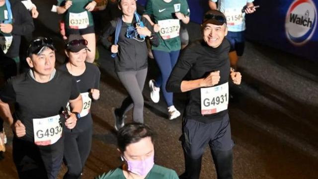 6 Potret Terbaru Aktor Chow Yun Fat 'Raja Judi', Ikut Lomba Lari 10 Km di Usia 67 Tahun