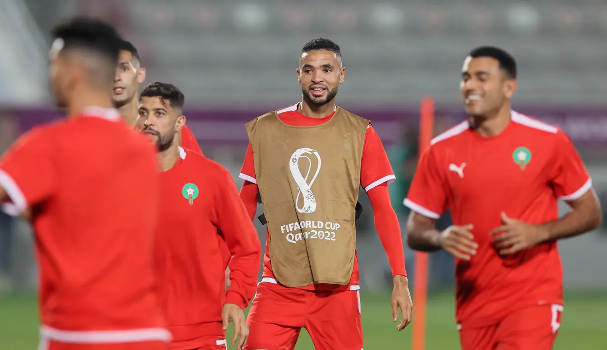 Penyerang Maroko, Youssef En-Nesyri (tengah) saat mengikuti sesi latihan tim di Stadion Al Duhail SC di Doha (16/12/2022). Maroko akan bertanding melawan Kroasia untuk memperebutkan juara 3 Piala Dunia 2022. Keduanya dipertemukan kembali setelah pernah bertanding pada babak penyisihan grup F lalu. (AFP/Karim Jafaar)