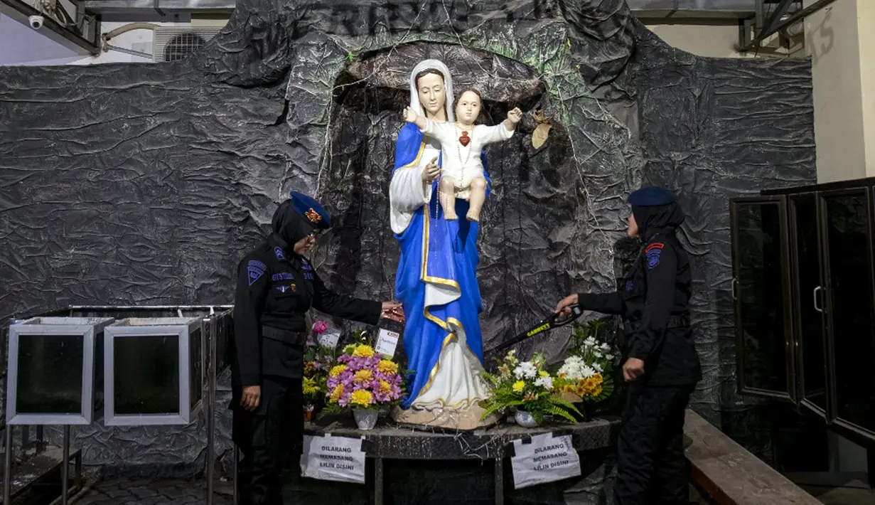Polisi antiteror memeriksa keamanan di sebuah gereja jelang malam Natal di Makassar, Sulawesi Selatan, Sabtu (24/12/2022). Pengamanan dilakukan di sejumlah gereja di berbagai wilayah guna menciptakan rasa aman dan khidmat bagi warga yang akan melangsungkan ibadah malam Natal. (INDRA ABRIYANTO/AFP)