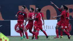 Para pemain Persija Jakarta U-19  merayakan gol saat melawan Sriwijaya FC U-19 pada laga perdana Liga 1 U-19 di Stadion Patriot, Bekasi, Sabtu (8/7/2017). Persija U19 bermain imbang 1-1. (Bola.com/Nicklas Hanoatubun)