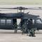 Tentara pasukan khusus keluar dari helikopter Black Hawk pada latihan tahunan Han Kuang di sebuah pangkalan udara, Taichung, Kamis (7/6). Latihan militer tahunan terbesar ini digelar di tengah kian agresifnya China terhadap Taiwan. (AP/Chiang Ying-ying)