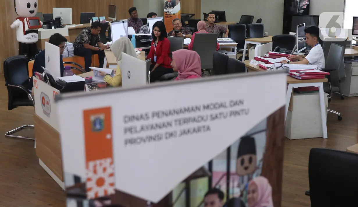Aktivitas petugas di Mal Pelayanan Publik, Jakarta, Jumat (6/3/2020). Mal Pelayanan Publik Provinsi DKI Jakarta  meningkatkan tindakan pencegahan penyebaran virus corona dan memastikan seluruh tempat pelayanan publik yang bersih dan aman. (Liputan6.com/Angga Yuniar)