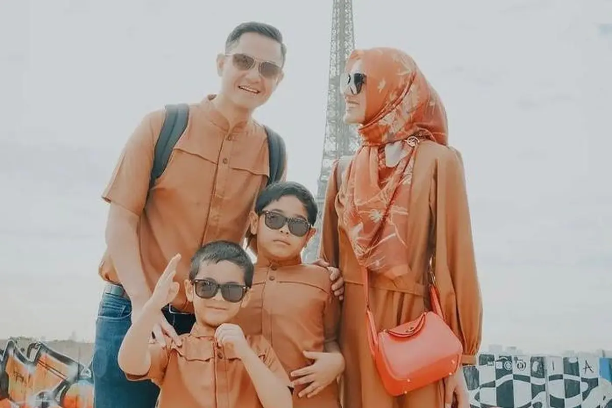 10 Gaya Hijab Kasual Alyssa Soebandono Liburan Bareng Dude Harlino dan Anak Keliling Eropa